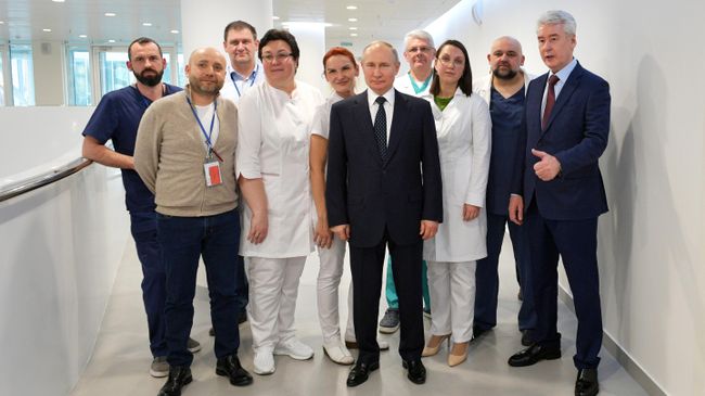 Президент РФ Владимир Путин во время посещения больницы, предназначенной для пациентов с подозрением на коронавирус, в московском посёлке Коммунарка Президент РФ Владимир Путин во время посещения больницы, предназначенной для пациентов с подозрением на коронавирус, в московском посёлке Коммунарка