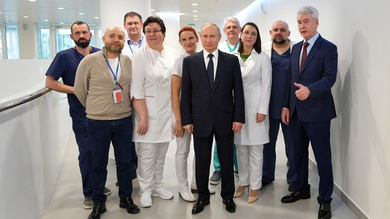 Президент РФ Владимир Путин во время посещения больницы, предназначенной для пациентов с подозрением на коронавирус, в московском посёлке Коммунарка Президент РФ Владимир Путин во время посещения больницы, предназначенной для пациентов с подозрением на коронавирус, в московском посёлке Коммунарка