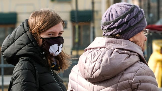 Прохожие в защитных масках на Невском проспекте в Санкт-Петербурге Прохожие в защитных масках на Невском проспекте в Санкт-Петербурге