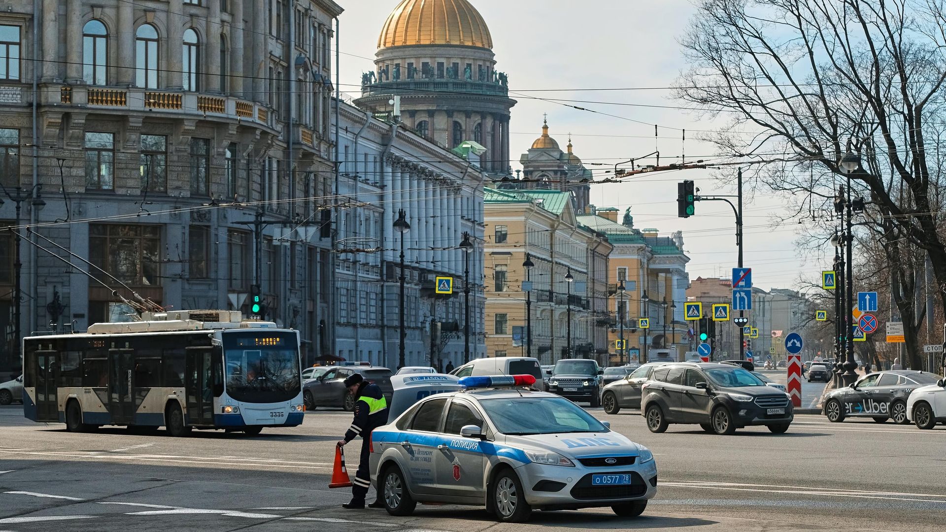 Сотрудник ГИБДД во время работы в Санкт-Петербурге Сотрудник ГИБДД во время работы в Санкт-Петербурге - РИА Новости, 1920, 19.11.2020