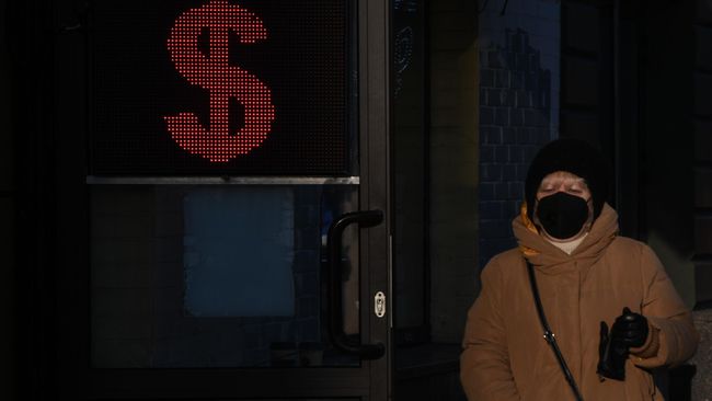 Женщина возле обменного пункта в Москве Женщина возле обменного пункта в Москве