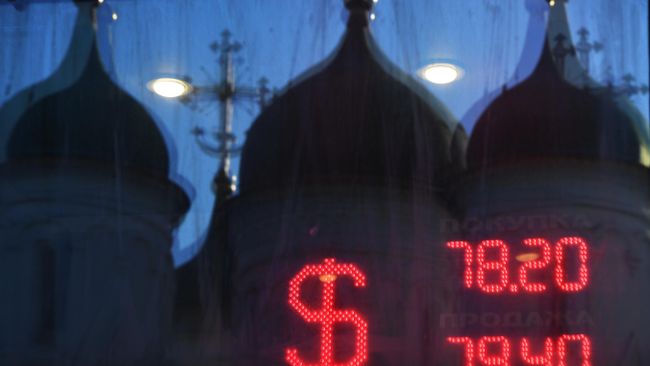 Отражение куполов церкви в окне и табло курса обмена доллара к рублю Отражение куполов церкви в окне и табло курса обмена доллара к рублю
