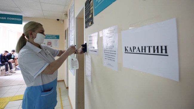 Сотрудница поликлиники №28 в Волгограде дезинфицирует поверхности помещения в связи с угрозой распространения коронавируса Сотрудница поликлиники №28 в Волгограде дезинфицирует поверхности помещения в связи с угрозой распространения коронавируса