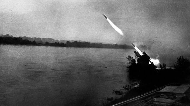Великая Отечественная война 1941-1945 гг. Братиславско-Брновская наступательная операция. 25 марта - 5 мая 1945 года. Советская боевая машина реактивной артиллерии Катюша ведет огонь по противнику. Великая Отечественная война 1941-1945 гг. Братиславско-Брновская наступательная операция. 25 марта - 5 мая 1945 года. Советская боевая машина реактивной артиллерии Катюша ведет огонь по противнику.