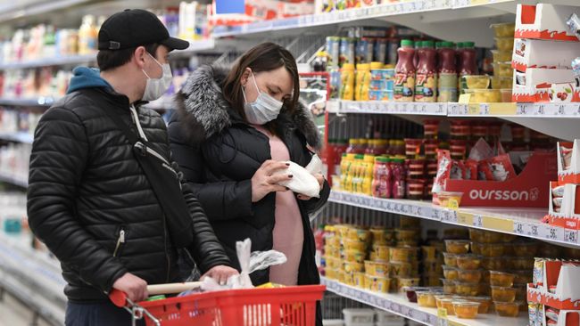 Покупатели в медицинских масках в супермаркете Симферополя Покупатели в медицинских масках в супермаркете Симферополя