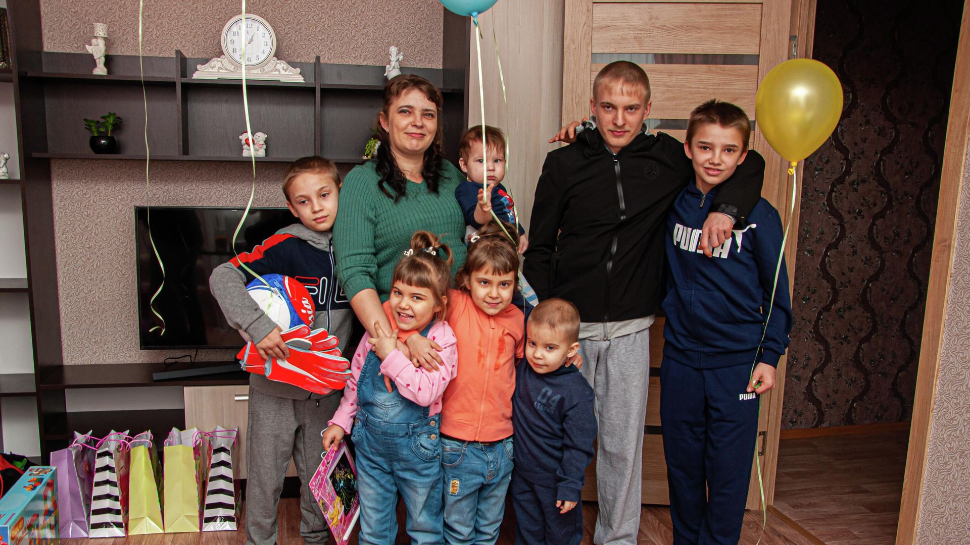 Диана с семью детьми в новом доме Диана с семью детьми в новом доме - РИА Новости, 1920, 25.03.2020