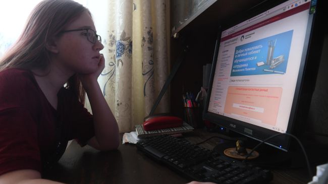 Студентка Московского политехнического университета на дистанционном обучении у себя дома