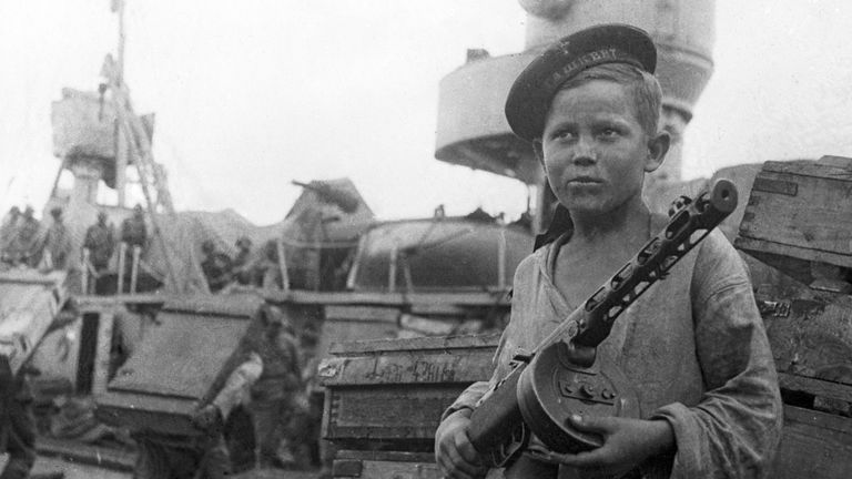 Юнга Боря Кулешин награжден орденом Красной Звезды
