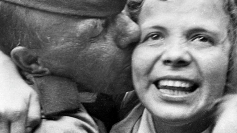 Встреча на Белорусском вокзале первого эшелона бойцов, вернувшихся с фронта после победы в Великой Отечественной войне. Июнь 1945 года