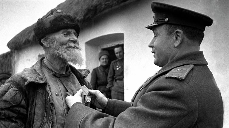 Командир дивизиона награждает колхозника Помкина за подвиг
