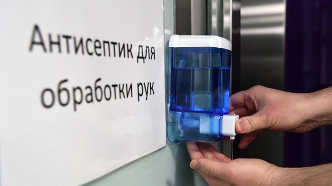 Человек наносит антисептик на руки Человек наносит антисептик на руки