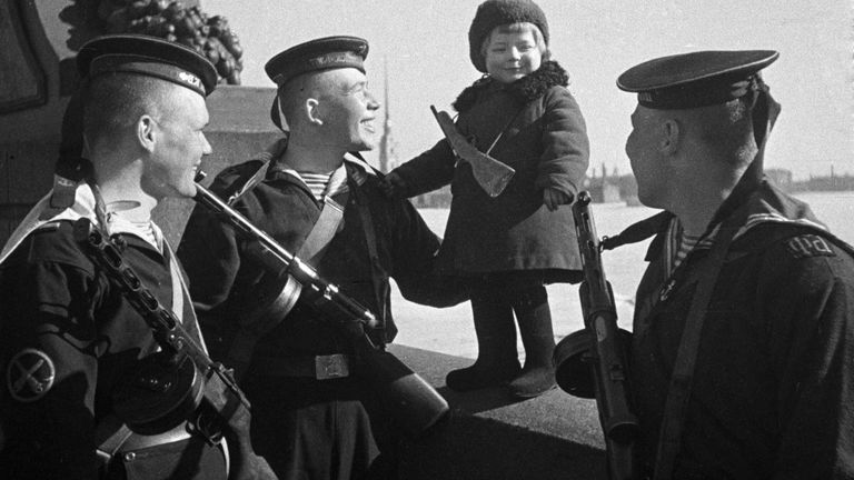 Моряки Балтийского флота беседуют с девочкой Люсей. Её и других детей вывозят из блокадного города Моряки Балтийского флота беседуют с девочкой Люсей. Её и других детей вывозят из блокадного города