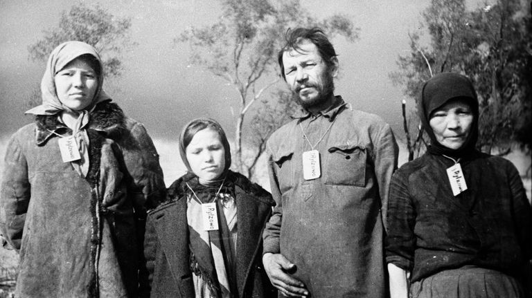 Жители деревни Зубцово. В оккупированных деревнях фашисты обязывали население носить на шее бирки с названием деревни, где они живут