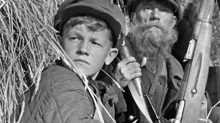 Партизаны в дозоре. 13-летний Леня Федоров и колхозник колхоза Борец И.В.Гришин, вступивший в партизанский отряд, несмотря на преклонный возраст