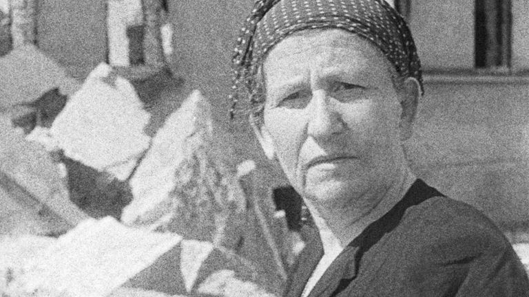 Жительница еврейского гетто на развалинах родного дома