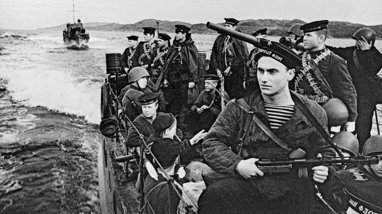 Моряки-десантники Северного флота направляются на катерах в район боевых действий