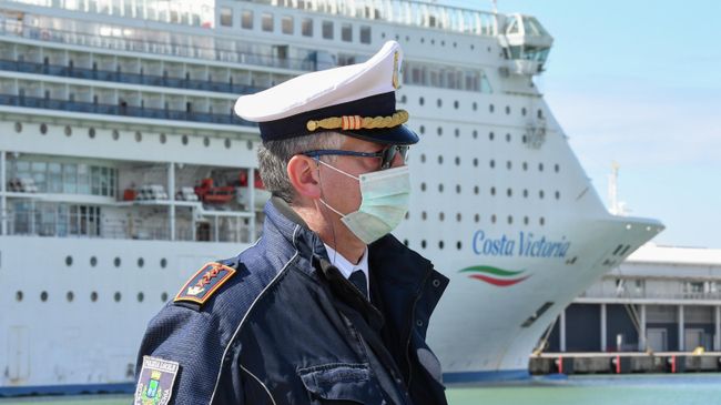 Круизный лайнер Costa Victoria в порту Чивитавеккья недалеко от Рима Круизный лайнер Costa Victoria в порту Чивитавеккья недалеко от Рима
