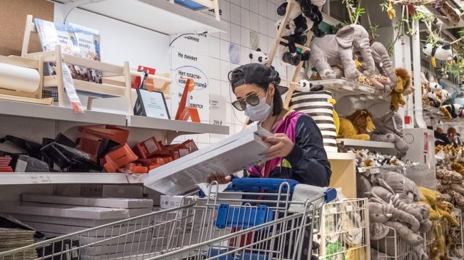 Девушка в медицинской маске в магазине IKEA Девушка в медицинской маске в магазине IKEA
