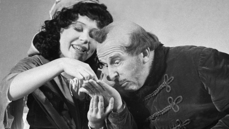 Актеры Сергей Мартинсон и Инна Макарова в сцене из спектакля-водевиля Дочь русского актера