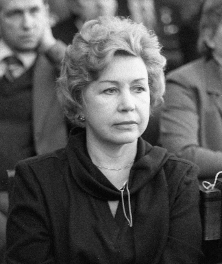 Народная артистка РСФСР Инна Макарова на объединенном пленуме правлений творческих союзов и организаций СССР и РСФСР Народная артистка РСФСР Инна Макарова на объединенном пленуме правлений творческих союзов и организаций СССР и РСФСР