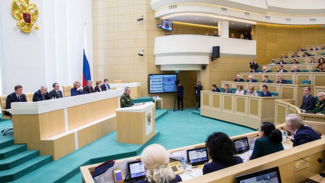 Министр обороны РФ Сергей Шойгу выступает на заседании Совета Федерации Министр обороны РФ Сергей Шойгу выступает на заседании Совета Федерации