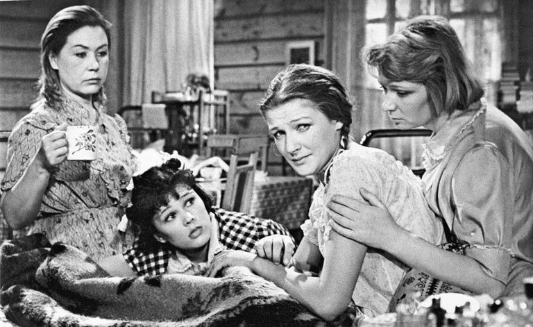 Кадр из кинофильма Девчата (режиссер Юрий Чулюкин, 1962 год). В ролях (слева направо): Надя - Инна Макарова, Катя - Люсьена Овчинникова, Анфиса - Светлана Дружинина, Вера - Нина Меньшикова Кадр из кинофильма Девчата (режиссер Юрий Чулюкин, 1962 год). В ролях (слева направо): Надя - Инна Макарова, Катя - Люсьена Овчинникова, Анфиса - Светлана Дружинина, Вера - Нина Меньшикова