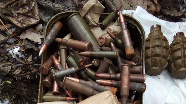 Тайник с боеприпасами и взрывчаткой в районе села Желтое в самопровозглашенной ЛНР Тайник с боеприпасами и взрывчаткой в районе села Желтое в самопровозглашенной ЛНР