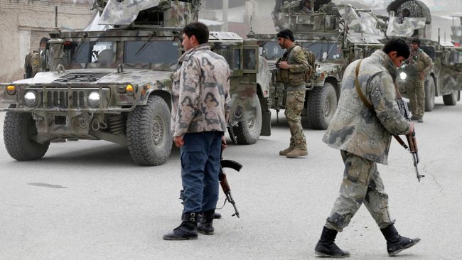 Афганские военные на месте нападения боевиков на храм сикхов в Кабуле. 25 марта 2020 года Афганские военные на месте нападения боевиков на храм сикхов в Кабуле. 25 марта 2020 года