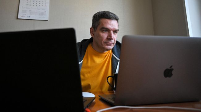 Директор фирмы дистанционно координирует работу своих сотрудников из дома в Москве Директор фирмы дистанционно координирует работу своих сотрудников из дома в Москве