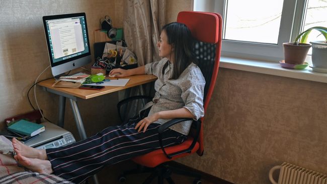 Педагог дополнительного образования проводит дистанционное занятие с учениками у себя дома в Москве Педагог дополнительного образования проводит дистанционное занятие с учениками у себя дома в Москве