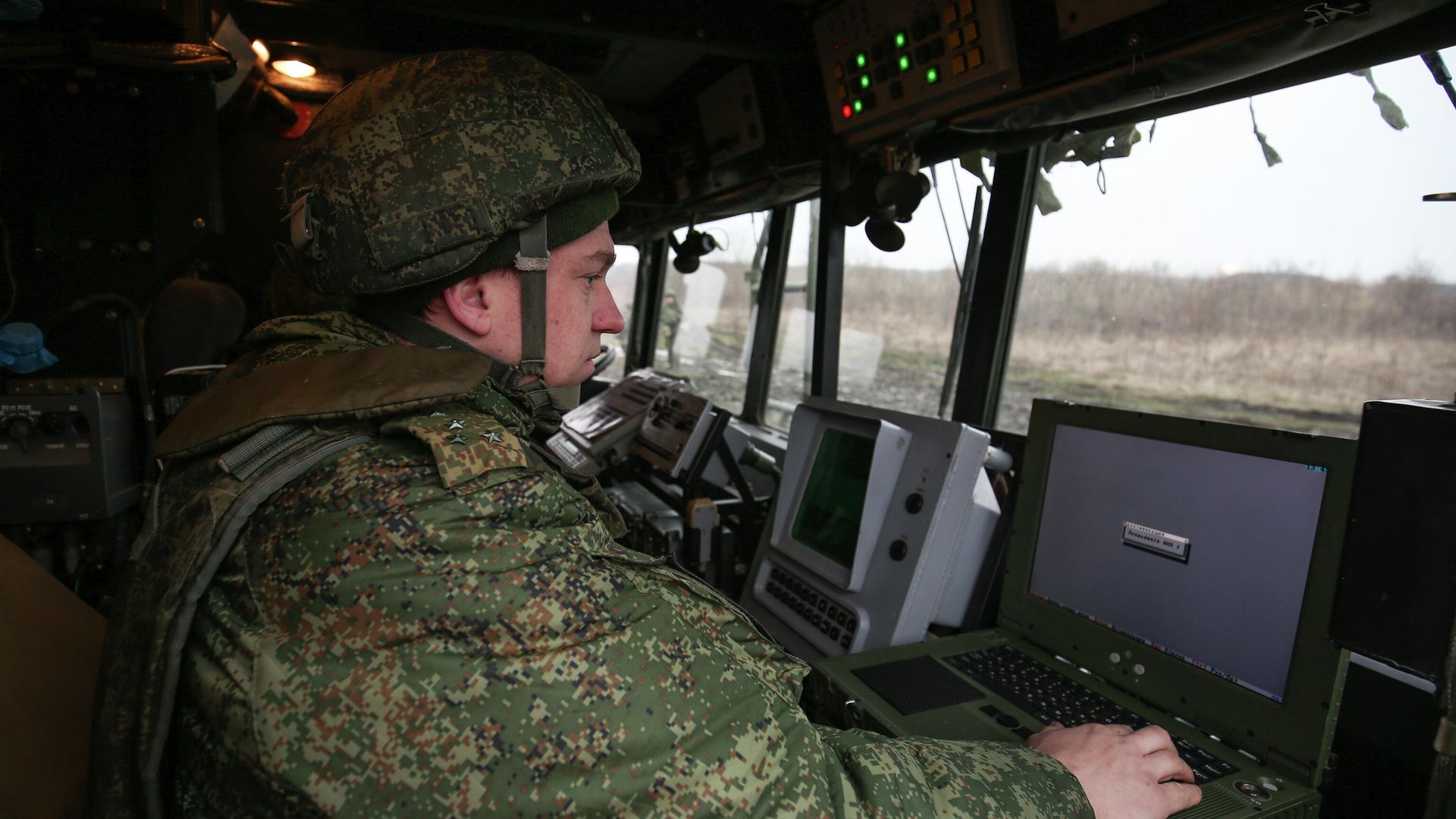 Военнослужащий во время учений оперативно-тактического ракетного комплекса (ОТРК) Искандер. Военнослужащий во время учений оперативно-тактического ракетного комплекса (ОТРК) Искандер. - РИА Новости, 1920, 06.10.2021