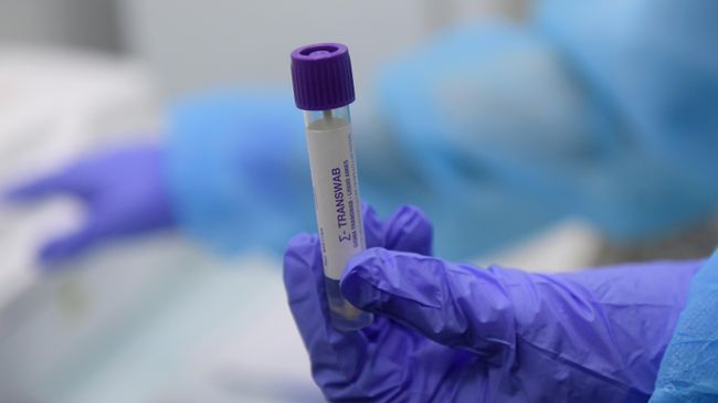Пробирка с тестом на коронавирус в медицинской лаборатории Пробирка с тестом на коронавирус в медицинской лаборатории