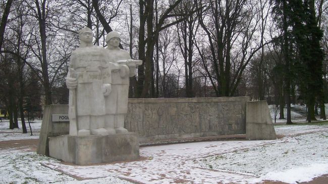 Памятник Уничтожившим гитлеризм в парке города Велюнь, Польша Памятник Уничтожившим гитлеризм в парке города Велюнь, Польша