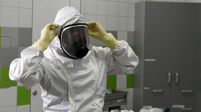 Врач в защитном костюме Врач в защитном костюме