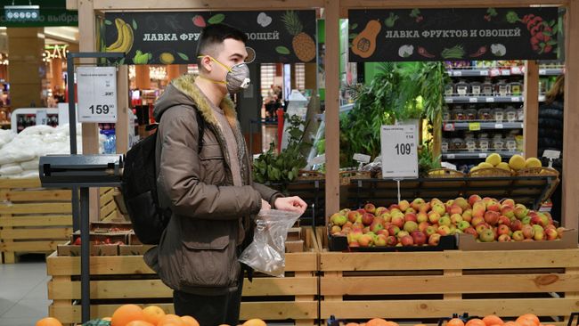 Покупатель в супермаркете Покупатель в супермаркете
