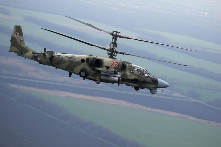 Вертолет Ка-52 Аллигатор во время летно-тактических учений в Краснодарском крае Вертолет Ка-52 Аллигатор во время летно-тактических учений в Краснодарском крае