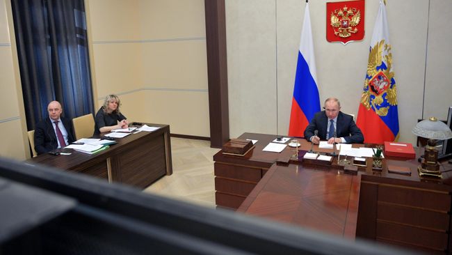 Президент РФ Владимир Путин во время участия в саммите лидеров Большой двадцатки по коронавирусу в режиме видеоконференции Президент РФ Владимир Путин во время участия в саммите лидеров Большой двадцатки по коронавирусу в режиме видеоконференции
