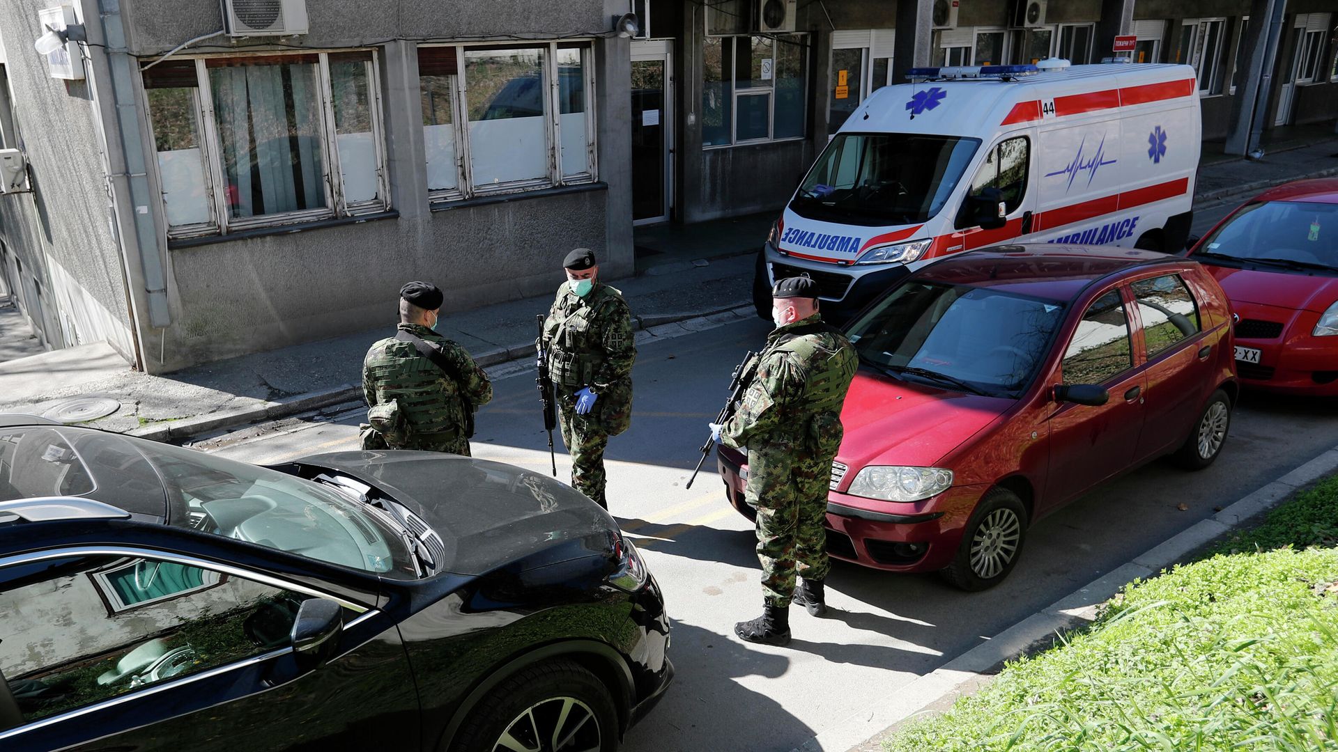 Сербские военные у здания клиники инфекционных болезней в Белграде Сербские военные у здания клиники инфекционных болезней в Белграде - РИА Новости, 1920, 19.06.2021