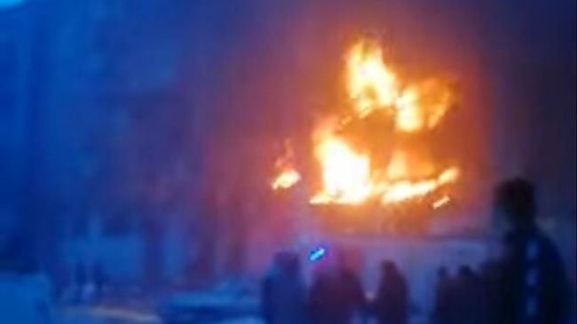 Пожар после взрыва газа в Магнитогорске попал на видео Пожар после взрыва газа в Магнитогорске попал на видео
