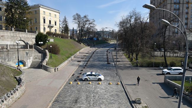 Полицейский автомобиль на Институтской улице в Киеве Полицейский автомобиль на Институтской улице в Киеве