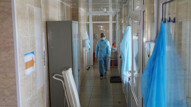 Врач в инфекционном отделении Мурманской областной больницы Врач в инфекционном отделении Мурманской областной больницы