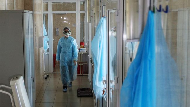 Врач в инфекционном отделении Мурманской областной больницы