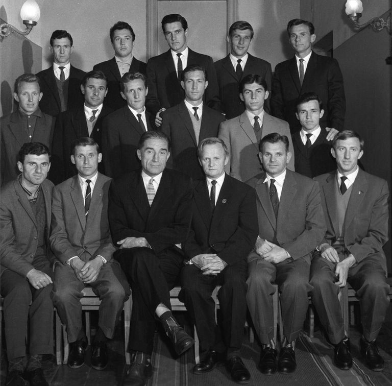 1961 год. Футболисты сборной СССР. Третий справа в нижнем ряду - Гавриил Качалин