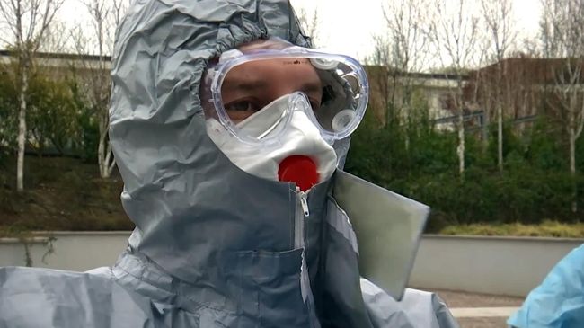 Российские военные специалисты в костюмах бактериологической защиты на территории лечебного учреждения в Бергамо, Италия Российские военные специалисты в костюмах бактериологической защиты на территории лечебного учреждения в Бергамо, Италия