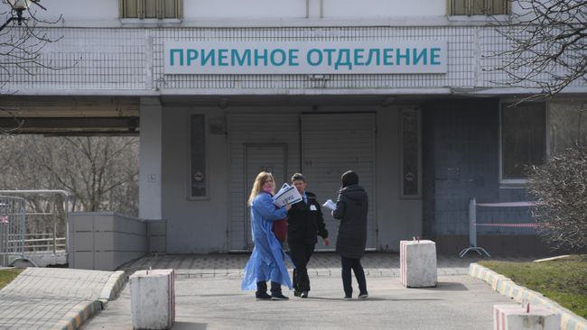 Люди около приемного отделения больницы № 15 им. Филатова Люди около приемного отделения больницы № 15 им. Филатова