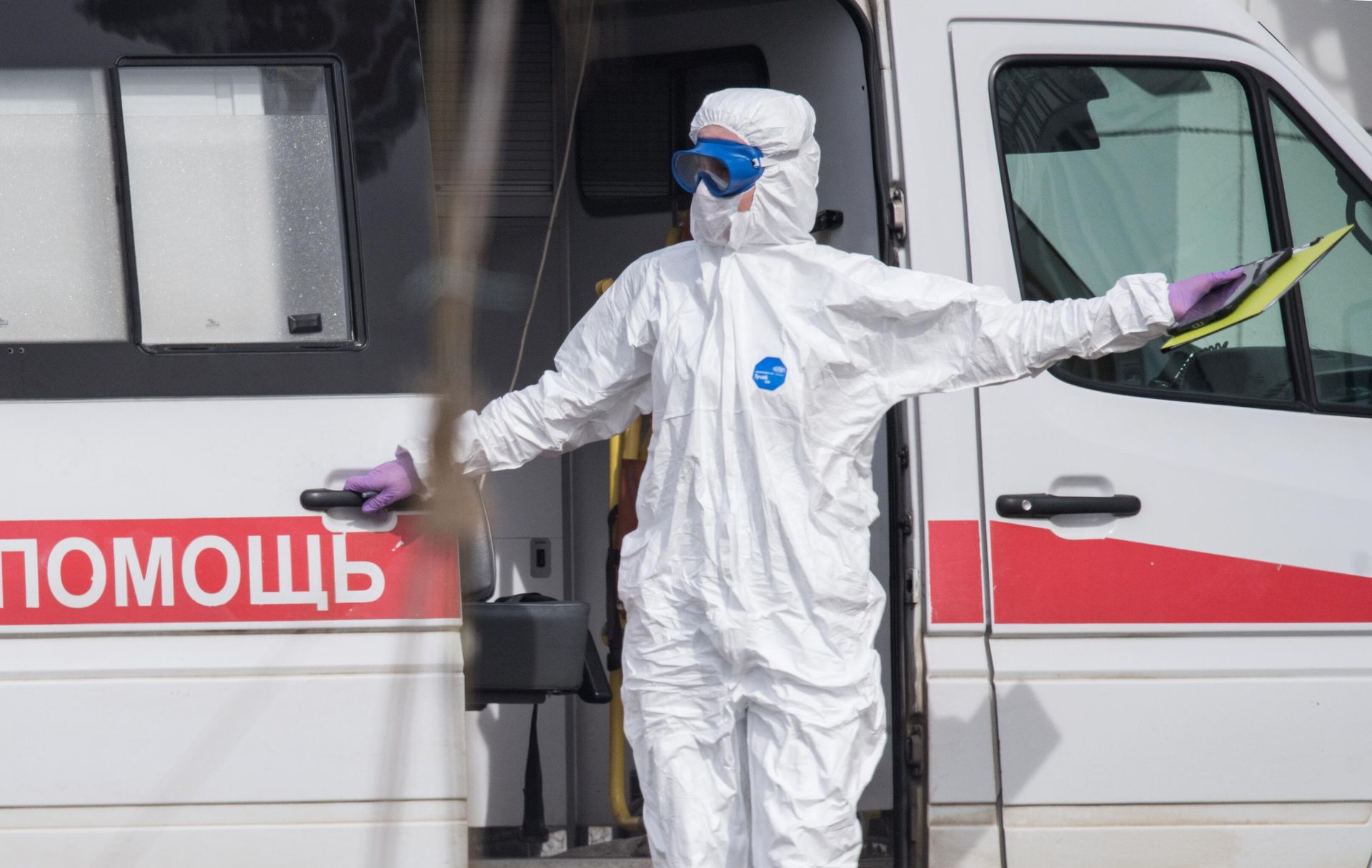 Врач скорой медицинской помощи возле больницы для пациентов с подозрением на коронавирус в Коммунарке Врач скорой медицинской помощи возле больницы для пациентов с подозрением на коронавирус в Коммунарке - РИА Новости, 1920, 22.10.2020