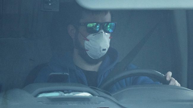 Водитель медицинской скорой помощи возле больницы