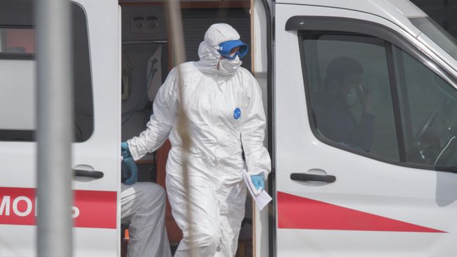 Врач скорой помощи у больницы Врач скорой помощи у больницы
