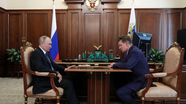Владимир Путин и председатель правления ПАО Газпром Алексей Миллер во время встречи