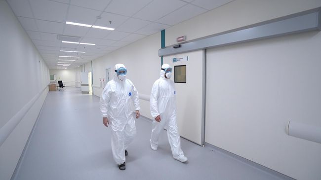Сотрудники медицинского стационара на территории больничного комплекса в Коммунарке Сотрудники медицинского стационара на территории больничного комплекса в Коммунарке